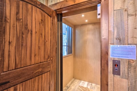 Private Rooftop Deck & Fire Pit: Cozy Frisco Home House in Frisco