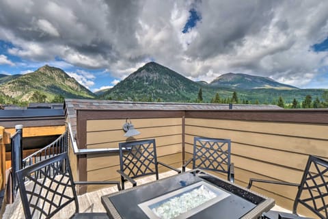 Private Rooftop Deck & Fire Pit: Cozy Frisco Home House in Frisco