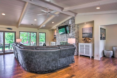 ‘Tangled at Texoma’ Home w/ Private Hot Tub! Maison in Lake Texoma