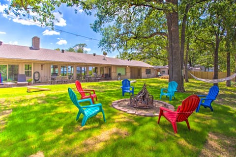 Lake View ‘Tangled at Texoma’ Home w/ Hot Tub! House in Lake Texoma