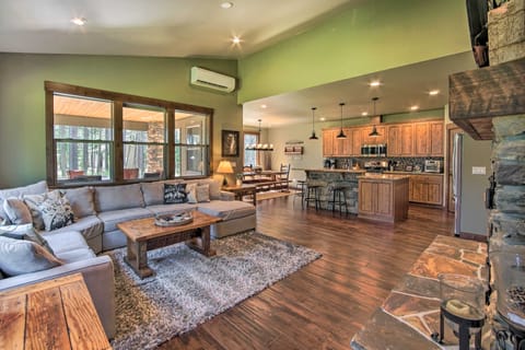 Modern-Rustic Ronald Getaway: Hot Tub, Grill! House in Ronald