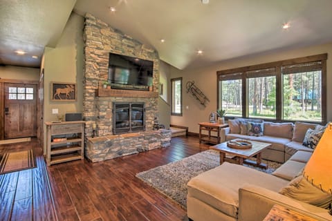 Modern-Rustic Ronald Getaway: Hot Tub, Grill! House in Ronald