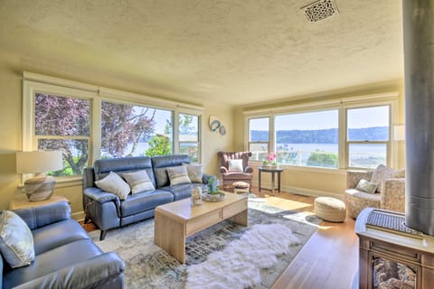 Spacious Family-Friendly Home on Port Orchard House in Bainbridge Island