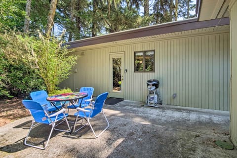 Coos Bay Cottage w/ Fireplace & BBQ Patio! Cottage in Coos Bay