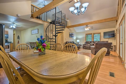 Lakefront Hideaway in Scranton: Spacious Deck House in Arkansas