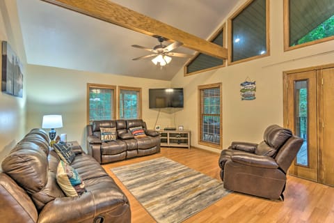 Lakefront Hideaway in Scranton: Spacious Deck House in Arkansas