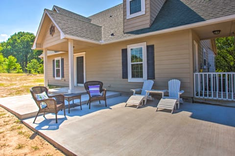 Welcoming Kingston Abode w/ Patio & Grill! House in Lake Texoma