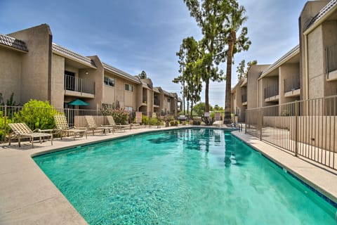 Sunny Scottsdale Condo w/ 2 Year-Round Pools! Apartment in Paradise Valley