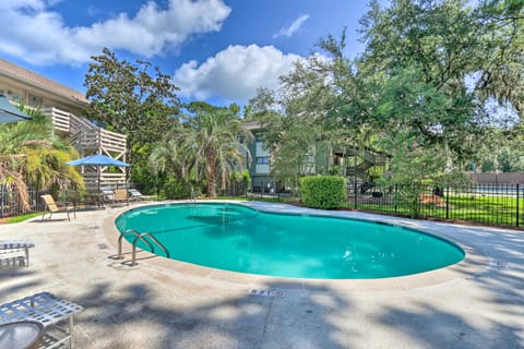 Convenient Hilton Head Island Condo w/ Pool! Apartment in Hilton Head Island