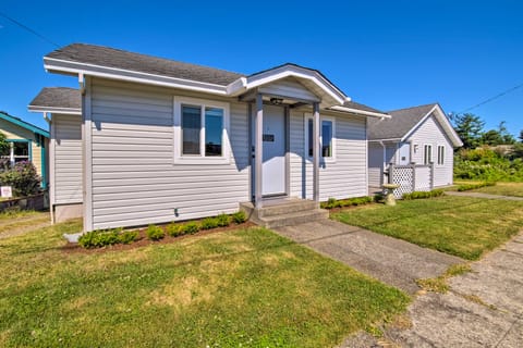 Coos Bay Escape w/ Gas Grill & Prime Location House in Coos Bay