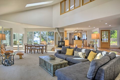 Kingston Home w/ Magnificent Ocean Views! Casa in Hansville