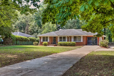 Lovely Decatur Home w/ Yard ~ 8 Mi to Atlanta House in Belvedere Park