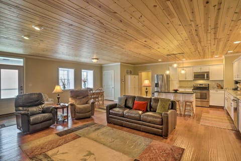 Cheerful Tiffin Digs in the Heart of Downtown Cottage in Ohio