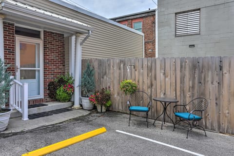 Cheerful Tiffin Digs in the Heart of Downtown Cottage in Ohio