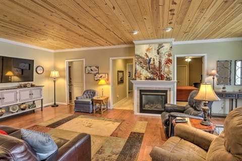 Cheerful Tiffin Digs in the Heart of Downtown Cottage in Ohio