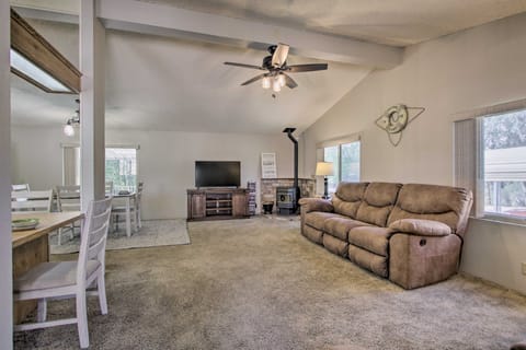 Family-Friendly Home ~ 1 Mi to Kern River! Casa in Wofford Heights