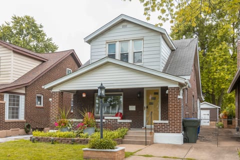 Charming St Louis Home: 8 Mi to Downtown! House in Lindenwood Park