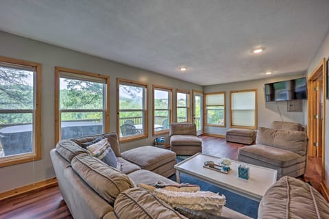 Private Eureka Springs Retreat w/ Hot Tub! House in Carroll County