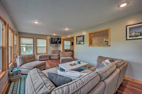 Private Eureka Springs Retreat w/ Hot Tub! House in Carroll County