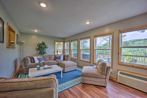 Private Eureka Springs Retreat w/ Hot Tub! House in Carroll County