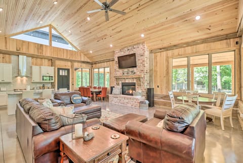 All-Encompassing Lakehouse w/ Modern Accents! House in Greers Ferry Lake