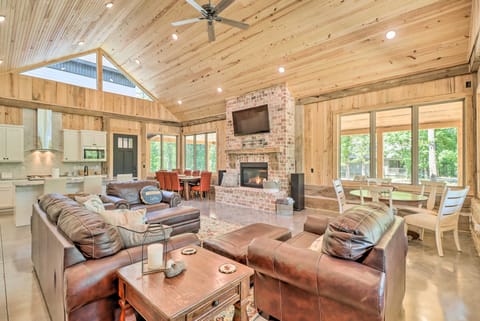 All-Encompassing Lakehouse w/ Modern Accents! Casa in Greers Ferry Lake