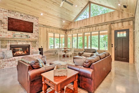 All-Encompassing Lakehouse w/ Modern Accents! Casa in Greers Ferry Lake