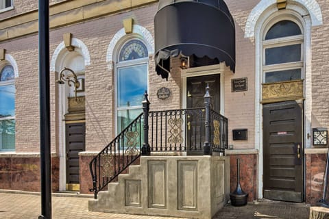 Vintage Apartment in Historic Downtown La Porte! Apartment in La Porte