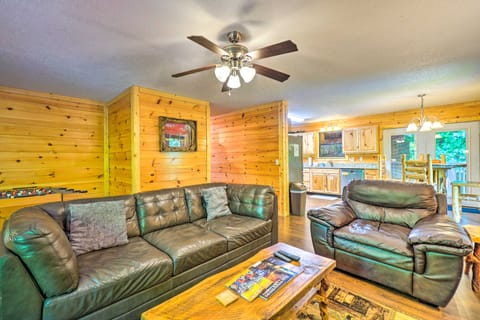 Cozy Gatlinburg Hideaway w/ Private Hot Tub! House in Gatlinburg