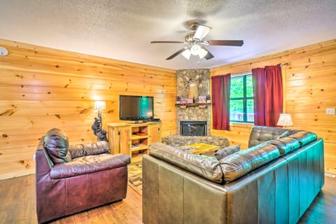 Cozy Gatlinburg Hideaway w/ Private Hot Tub! House in Gatlinburg