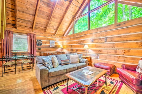 Homey Sevierville Getaway w/ Hot Tub & Deck! House in Gatlinburg