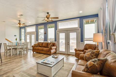 Hot Tub & Sauna: Lakefront Wichita Falls Home! House in Oklahoma