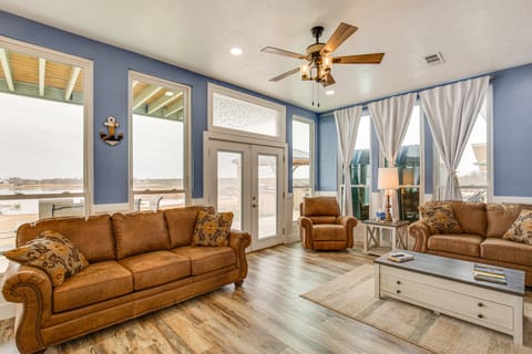 Hot Tub & Sauna: Lakefront Wichita Falls Home! House in Oklahoma