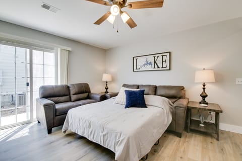 Delightful Townhouse w/ Patio & Shared Yard! Apartment in Kimberling City