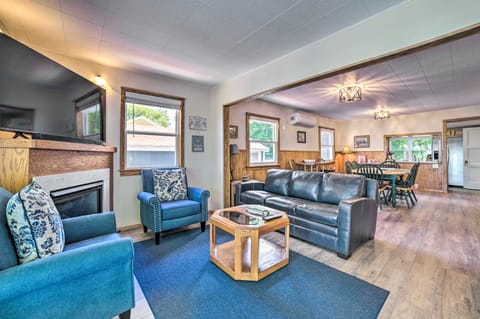 East Tawas Lakefront Getaway w/ Kayaks + Deck Maison in East Tawas