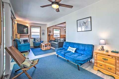 East Tawas Lakefront Getaway w/ Kayaks + Deck Maison in East Tawas