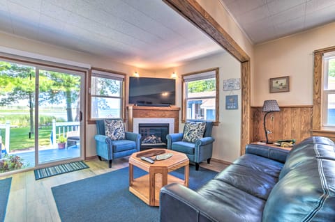 East Tawas Lakefront Getaway w/ Kayaks + Deck Maison in East Tawas