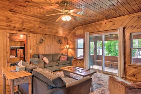 Rustic Cabin Retreat w/ Rangeley Lake Access! Casa in Rangeley Lake