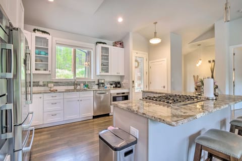 3 Mi to Ski Resort: Modern Breck Home w/ Hot Tub! House in Blue River