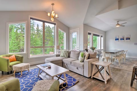 3 Mi to Ski Resort: Modern Breck Home w/ Hot Tub! House in Blue River