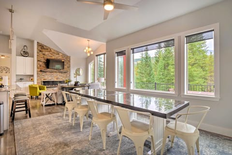 3 Mi to Ski Resort: Modern Breck Home w/ Hot Tub! House in Blue River