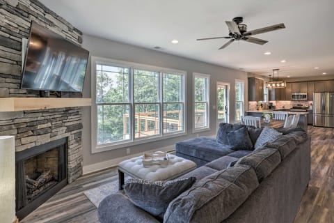 Escape w/ Hot Tub, Mtn Views: 5 Mi to Urban Trail House in Asheville