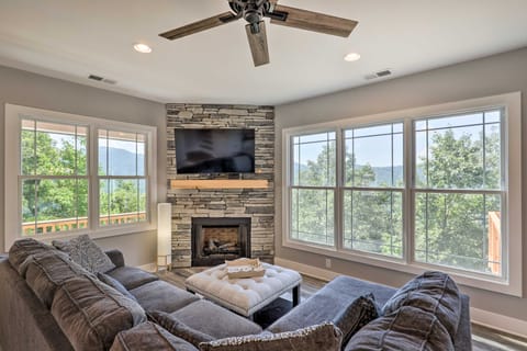 Escape w/ Hot Tub, Mtn Views: 5 Mi to Urban Trail House in Asheville