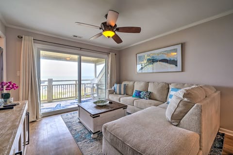 Beachfront Condo w/ Unobstructed Ocean Views! Appartement in Caswell Beach