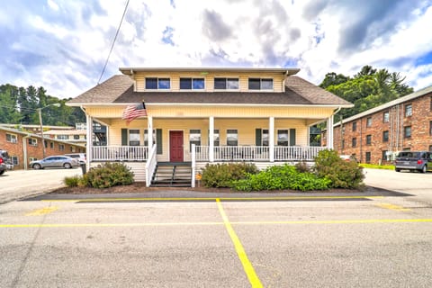 Bright Boone Home: Walk to Appalachian State! House in Boone