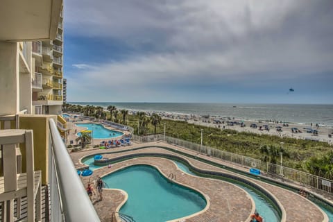 Oceanfront Condo w/ Perks in Bay Watch Resort Appartamento in Atlantic Beach