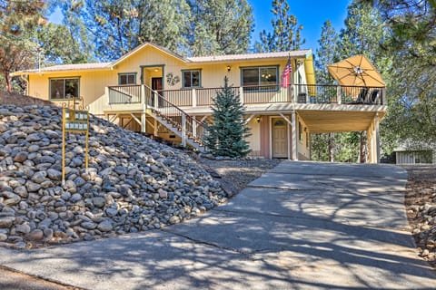 Pine Mountain Lake Home w/ Wraparound Deck! Casa in Groveland