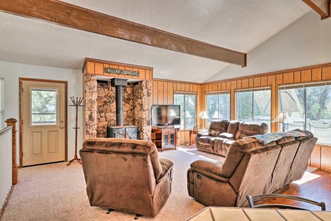 Pine Mountain Lake Home w/ Wraparound Deck! Casa in Groveland