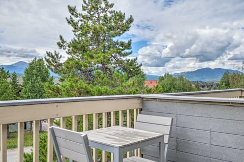 Dog-Friendly Fraser Condo w/ View & Amenities Appartement in Fraser