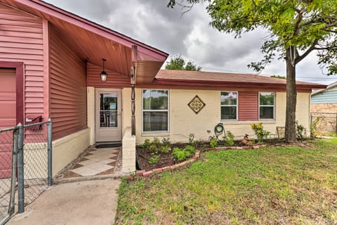 6 Mi to Fort Hood: Killeen Home w/ Yard & Patio House in Killeen